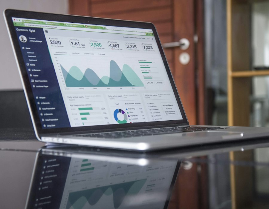 Panel de analítica con gráficas en la pantalla de un portátil