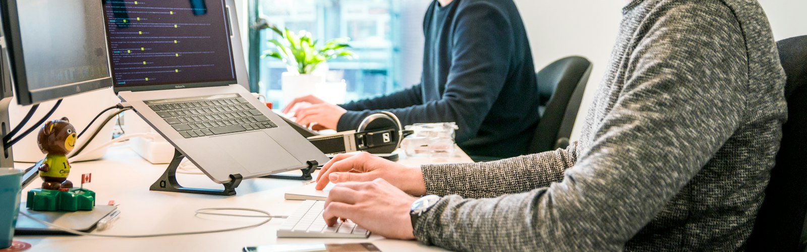 Equipo de desarrollo trabajando frente a sus pantallas